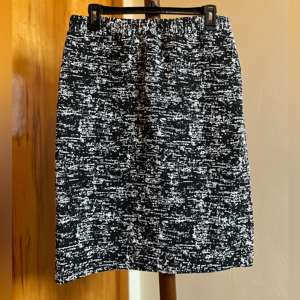 Women’s Dana Buchman Black and White Skirt - Medium